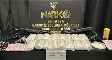 Antalya emniyeti zehir tacirlerine geçit vermedi: 16 kilo uyuşturucu ve 5 silah ele geçirildi