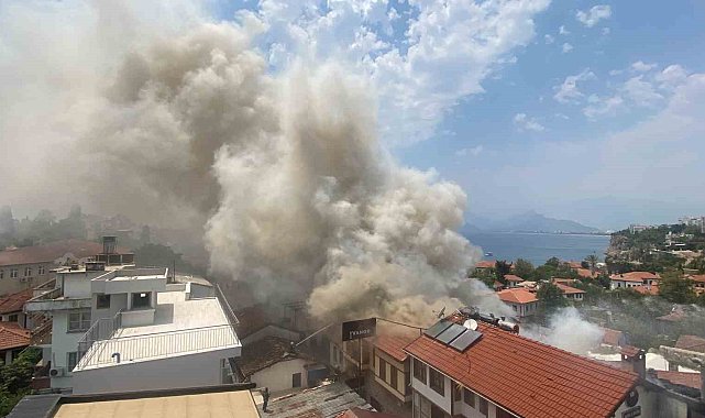 Antalya Kaleiçi'ndeki yangın 2 saatte kontrol altına alındı