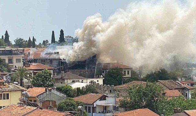 Antalya tarihi kale içinde bir otelde yangın çıktı. Yangın otele bitişik durumda olan iki iş yerine daha sıçradı. İtfaye ekiplerinin söndürme çalışmaları sürüyor.