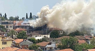 Antalya tarihi kale içinde bir otelde yangın çıktı. Yangın otele bitişik durumda olan iki iş yerine daha sıçradı. İtfaye ekiplerinin söndürme çalışmaları sürüyor.
