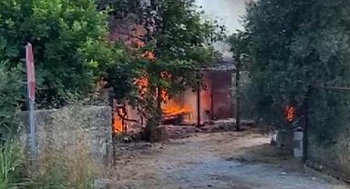 Antalya'da çıkan yangında ev ve traktör kül oldu