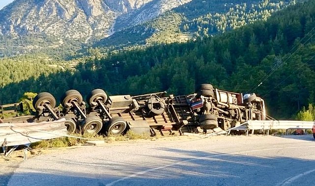 Antalya'da demir profil yüklü tır devrildi: 1 ölü