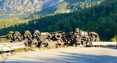 Antalya'da demir profil yüklü tır devrildi: 1 ölü