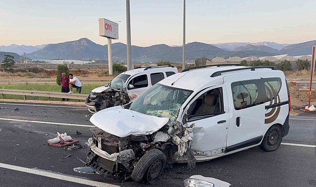 Antalya'da hafif ticari araçlar kafa kafaya çarpıştı: 4 yaralı