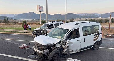 Antalya'da hafif ticari araçlar kafa kafaya çarpıştı: 4 yaralı