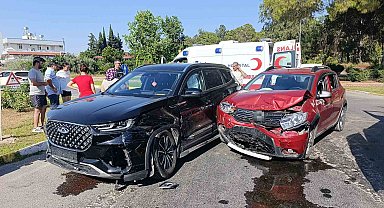 Antalya'da iki otomobil çarpıştı: 7 yaralı