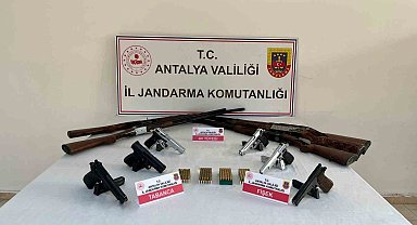 Antalya'da jandarmadan kaçak silah operasyonu