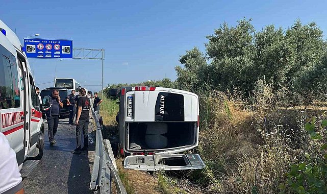 Antalya'da kontrolden çıkan minibüs devrildi, 6 turist ve sürücü yaralandı