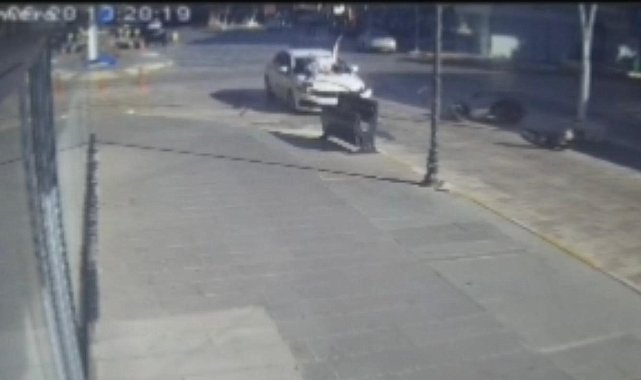 Antalya'da otomobil ile çarpışan motosikletin sürücüsü metrelerce savruldu