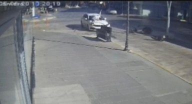 Antalya'da otomobil ile çarpışan motosikletin sürücüsü metrelerce savruldu