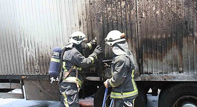 Antalya'da park halindeki kamyon alev aldı, içindeki otel animasyon malzemeleri yandı