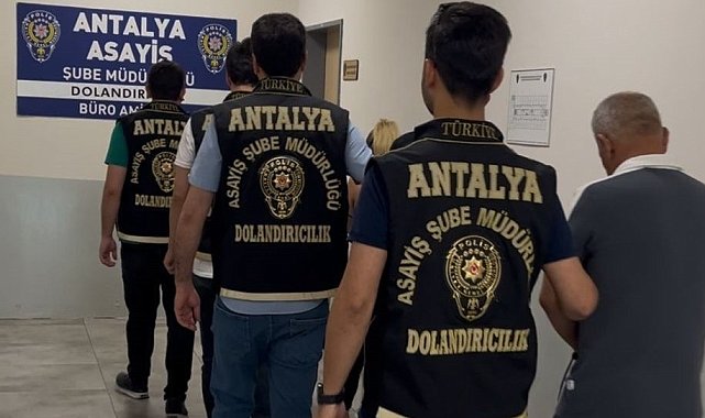 Antalya'da sahte altınla kuyumcuları dolandıran 4 şüpheli yakalandı