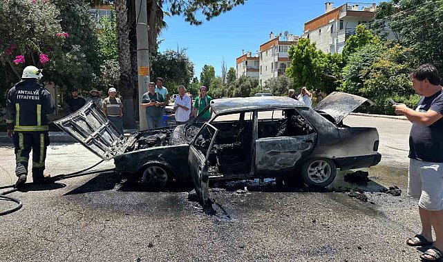Antalya'da seyir halindeyken alev alan Tofaş otomobil kullanılamaz hale geldi