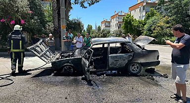 Antalya'da seyir halindeyken alev alan Tofaş otomobil kullanılamaz hale geldi