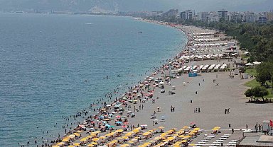 Antalya'da termometreler 35 dereceyi gösterdi, LGS'den çıkanlar denize koştu