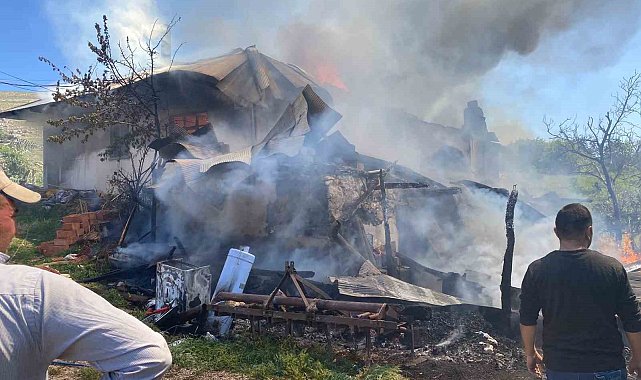 Antalya'da yaşlı çiftin evi yandı, iki kurbanlığı telef oldu