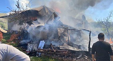 Antalya'da yaşlı çiftin evi yandı, iki kurbanlığı telef oldu