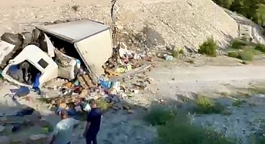 Antalya'da yoldan çıkan kamyon boş alana yuvarlandı: Sürücüsü ağır yaralandı