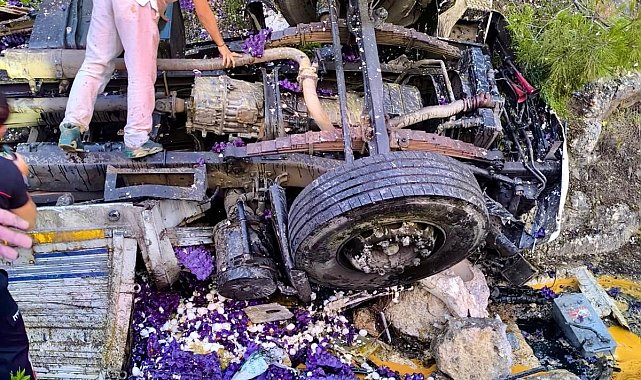 Antalya'da yumurta yüklü kamyon devrildi: 1 ölü
