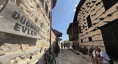 Antalya'nın 15 haneli 50 nüfuslu beton yapı bulunmayan 800 yıllık tarihi köyüne turist akını