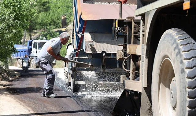 Antalya'da Kaş Beldibi ve Sütleğen Grup Yolu asfaltlanıyor