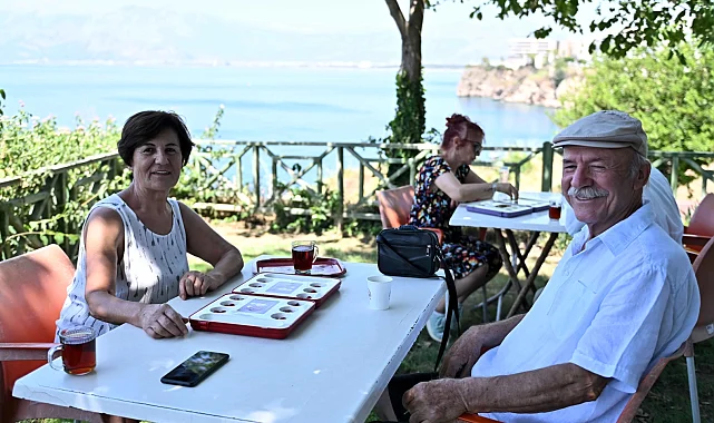 Antalya'da kıdemli kent sakinlerinden mangala keyfi
