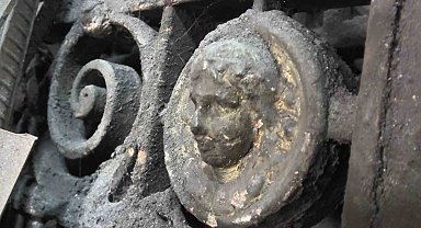 Antika avcıları ve papazlar, bu kapının peşini bırakmıyor