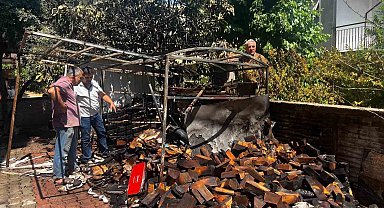 Apartman arkasındaki odunlukta çıkan yangın, mahalleliyi sokağa döktü