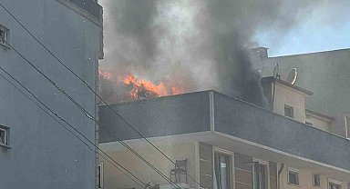 Apartman çatısı alevlere teslim oldu