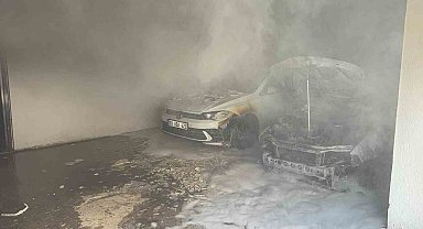 Apartman garajında otomobil alev aldı: Patlama korkusu binayı boşalttı
