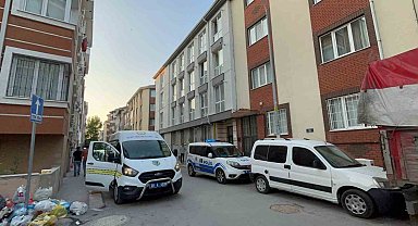 Apartmanı saran kötü kokular sonrası ekipler, çürümeye başlayan cesetle karşılaştı