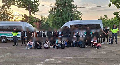 Aracı bırakıp kaçtı, 35 düzensiz göçmen yakalandı