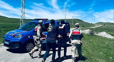 Aranan şahıslar Jandarmadan kaçamadı