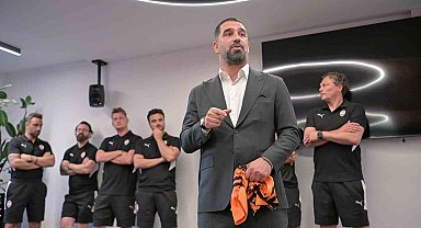 Arda Turan, yeni takımı Shakhtar Donetsk'te futbolcularla tanıştı