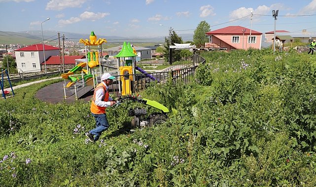 Ardahan Belediyesi'nden park ve bahçelerde bakım çalışması