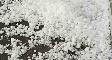 Ardahan'da dolu, araçlara ve tarım arazilerine zarar verdi