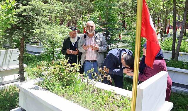 Arefe gününde şehitlikler ziyaret edildi