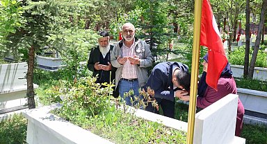 Arefe gününde şehitlikler ziyaret edildi