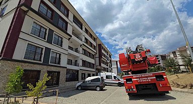 Arkadaşına intihar edeceğini söyledi, polis ve itfaiye balkondan girerek kurtardı