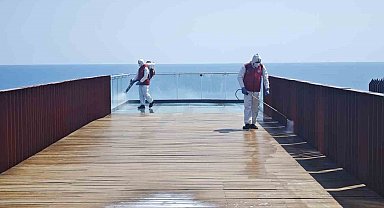 Arnavutköy'de park ve bahçeler belediye ekiplerince ilaçlanıyor