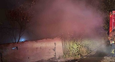 Arnavutköy'de tek katlı baraka alev alev yandı