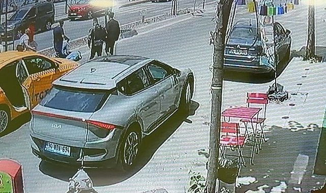 Arnavutköy'de yolun karşısına geçmek isteyen adama taksi çarptı