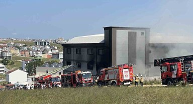 Arnavutköy'deki terlik fabrikasında çıkan yangın söndürüldü