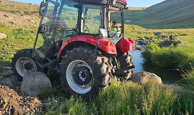 Arpaçay'da traktör şarampole devrildi: 2 yaralı