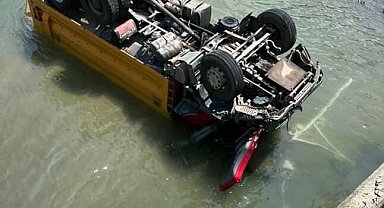 Artvin Murgul'da Kaza: Kamyon dereye uçtu