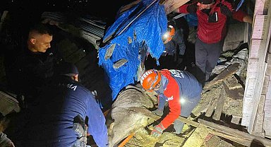 Artvin'de çöken ahırda mahsur kalan 33 büyükbaş hayvan kurtarıldı