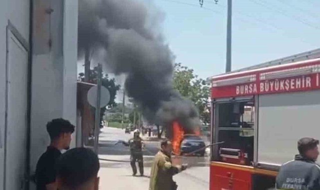 Aşırı sıcak seyir halindeki otomobili yaktı