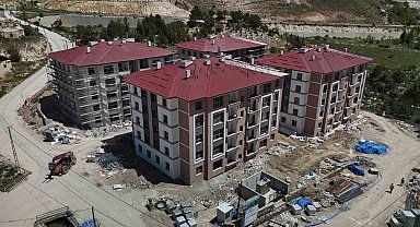 Asrın felaketinden etkilenen Sivas'ın ilçesinde afet konutları hızla yükseliyor