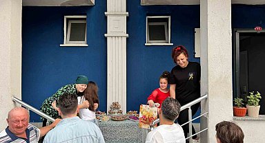 Atalarından gelen bayramlaşma geleneğinı bu yıl da sürdürdüler