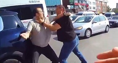 Ataşehir'de yol verme kavgasında sürücüler birbirine girdi: 'Ehliyetler gidiyor, yapmayın'